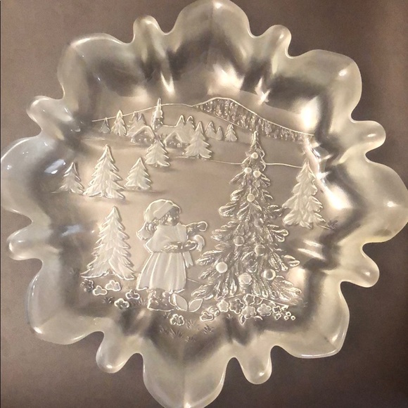 Small sized Holiday serving dish with holiday scene etched on glass - Picture 2 of 4